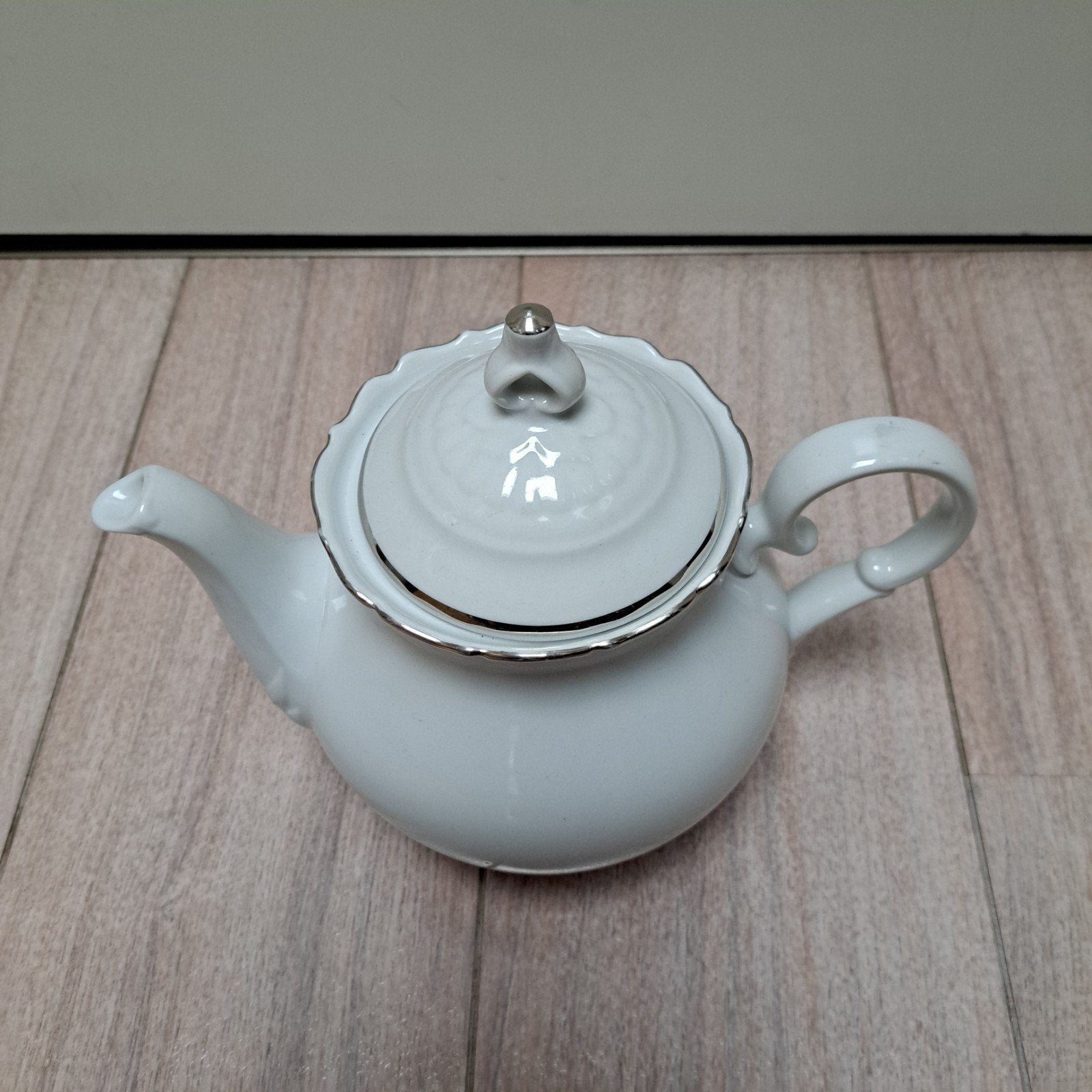 Mooie theepot met een elegant zilverkleurig randje., Ophalen of Verzenden