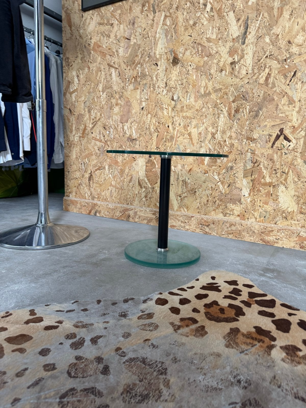 Glazen bijzettafel met metalen poot, Huis en Inrichting, Tafels | Bijzettafels, Ophalen, Minder dan 45 cm, Minder dan 55 cm, Gebruikt