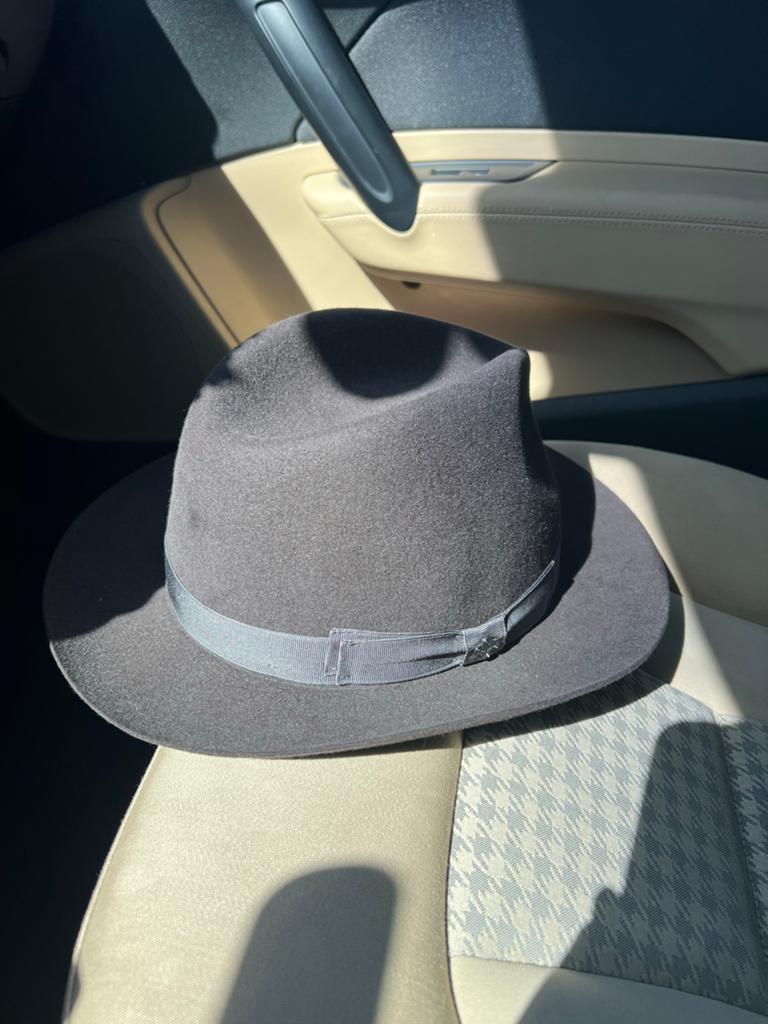 Courtois Hoed - Stijlvolle Grijze Fedora, Kleding | Dames, Hoeden en Petten, Ophalen of Verzenden, Zo goed als nieuw, Hoed