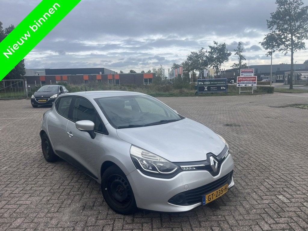 Renault Clio 1.5 dCi Cruise Clima Navigatie Bleutooth, Auto's, 4 cilinders, 96 €/maand, Origineel Nederlands, Zilver of Grijs