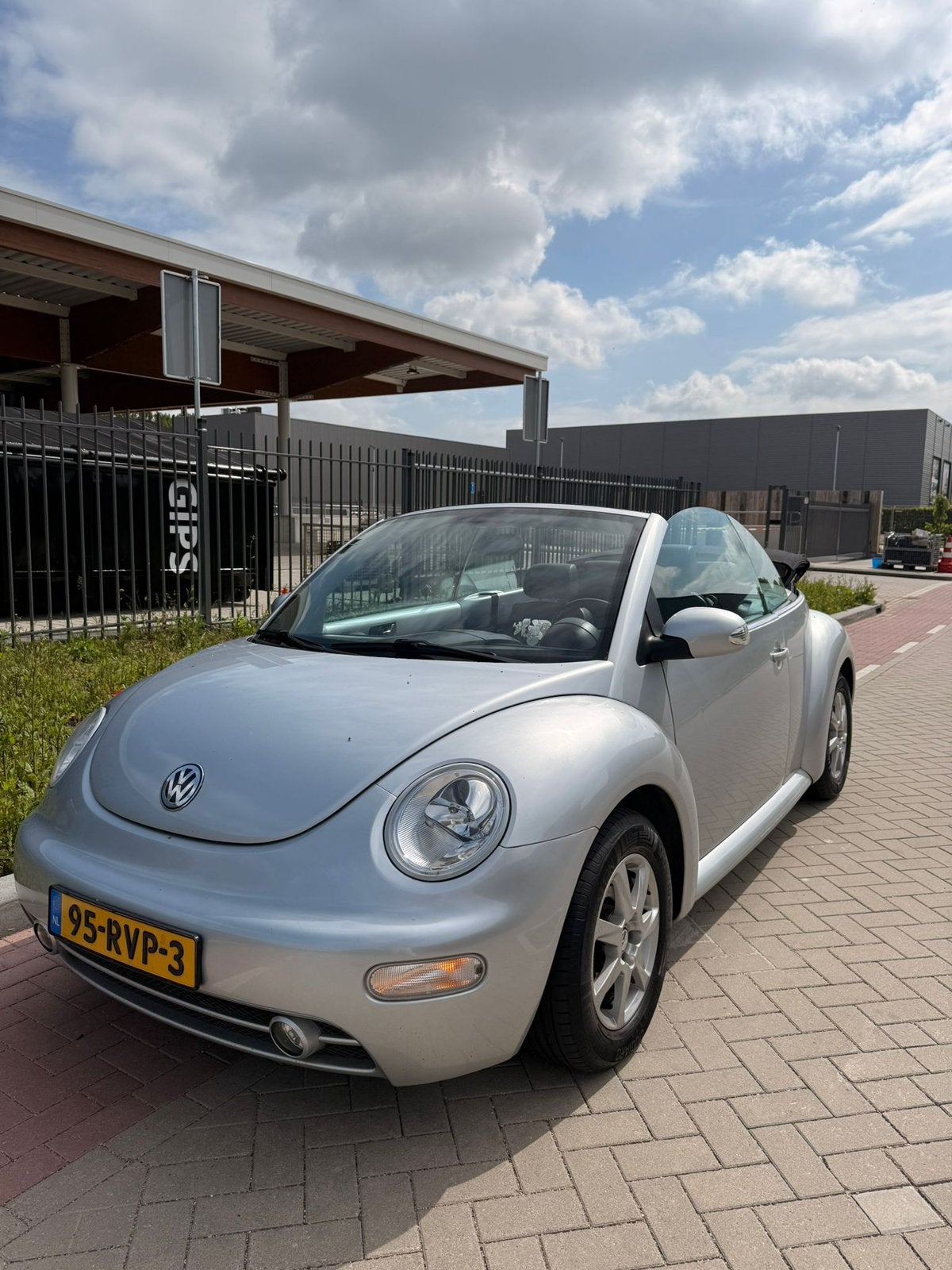 Volkswagen beetle cabriolet 2005 Grijs, Auto's, Cabriolet, 4 stoelen, 75 €/maand, Handgeschakeld