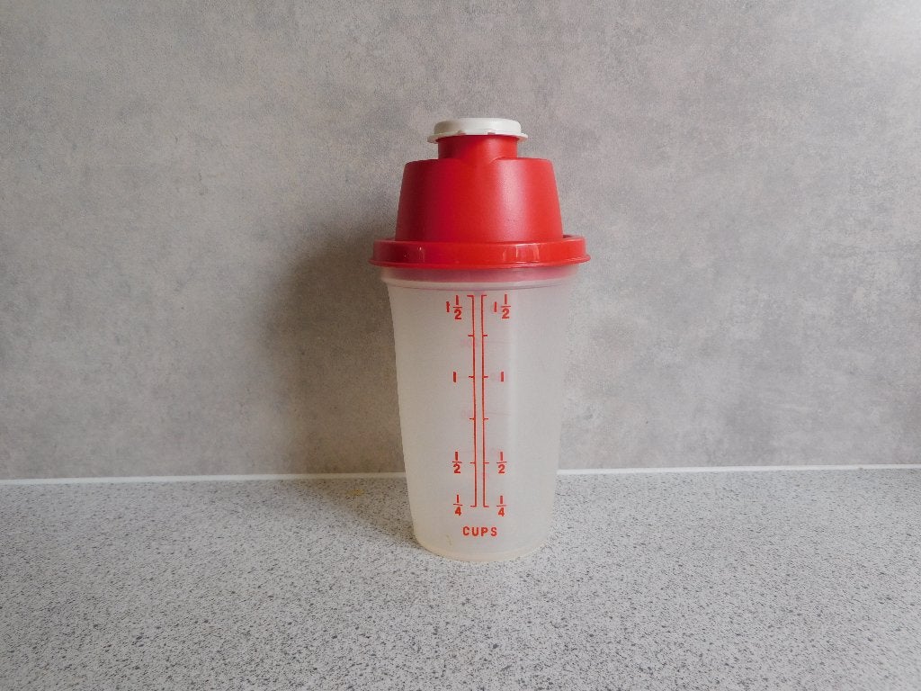 Tupperware Quick Shaker 300 ml. Rood, Huis en Inrichting, Keuken | Tupperware, Ophalen of Verzenden, Zo goed als nieuw, Rood, Beker of Kan