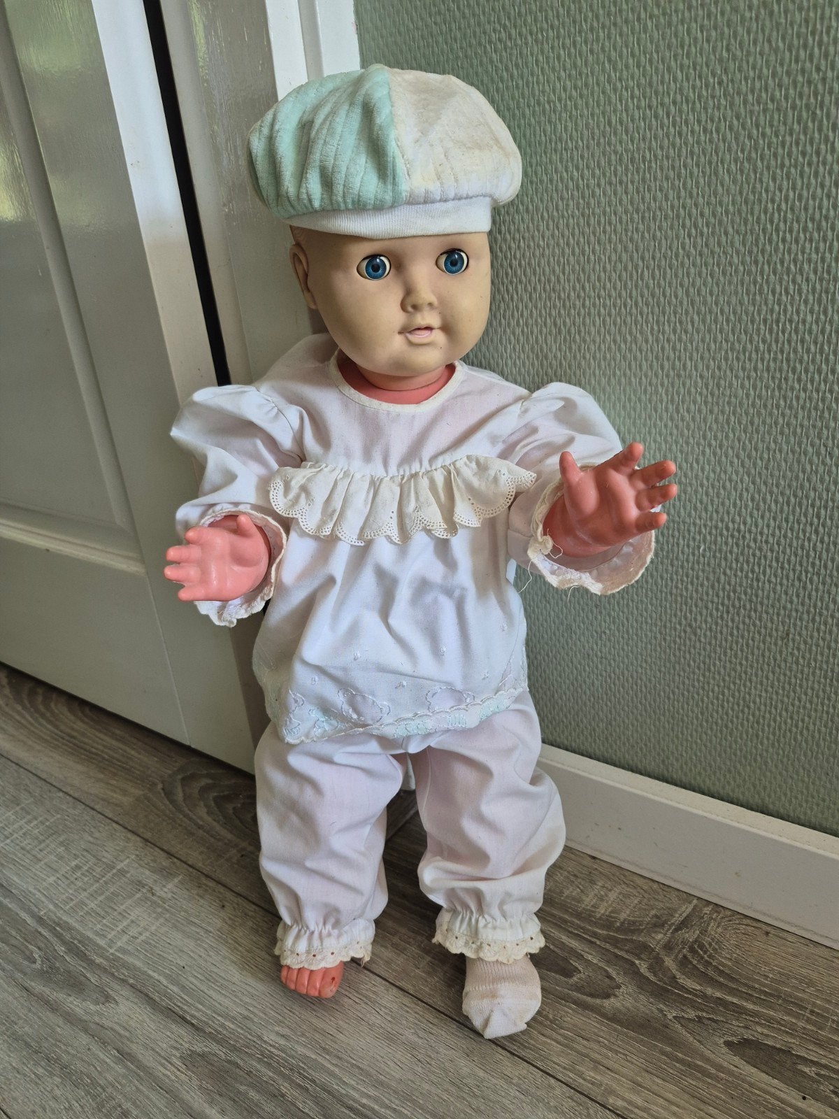 Vintage Babypop met Kleding en Hoofddeksel, Ophalen of Verzenden, Gebruikt, Babypop