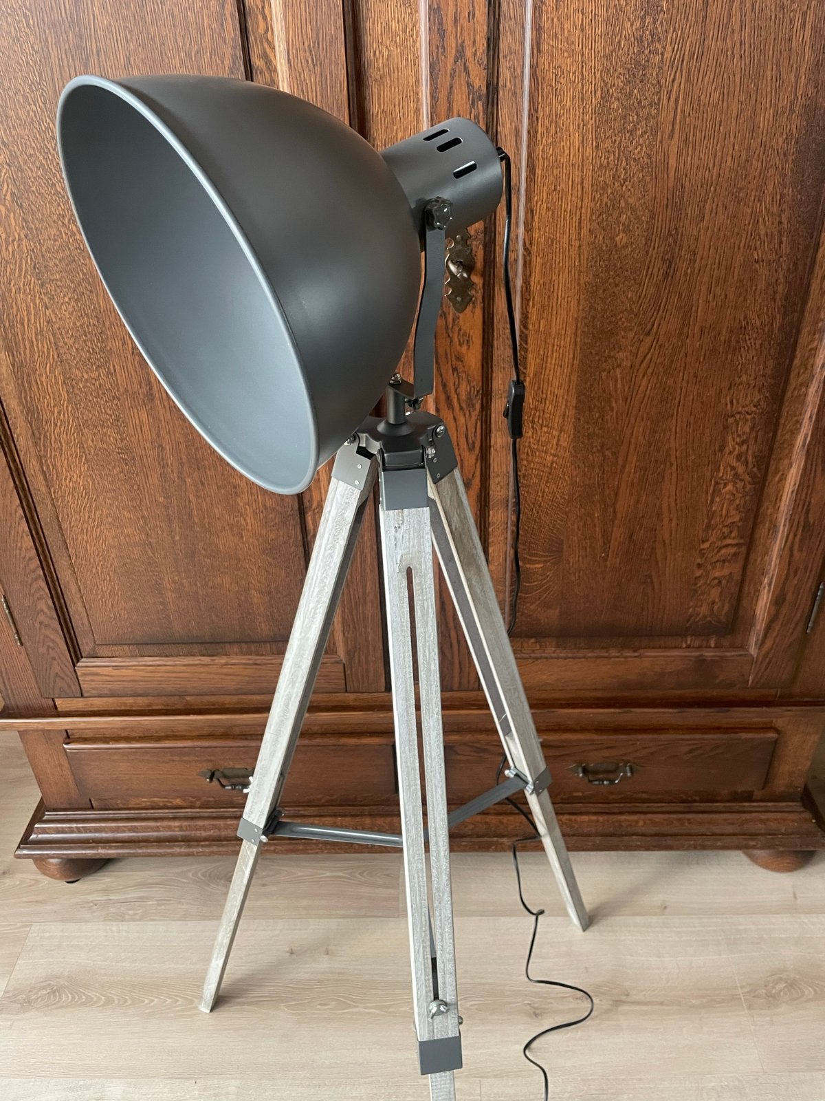 Nieuwe driepoot lamp - Studio Stijl Vloerlamp, Huis en Inrichting, 100 tot 150 cm, Nieuw, Hout, E27 (groot)