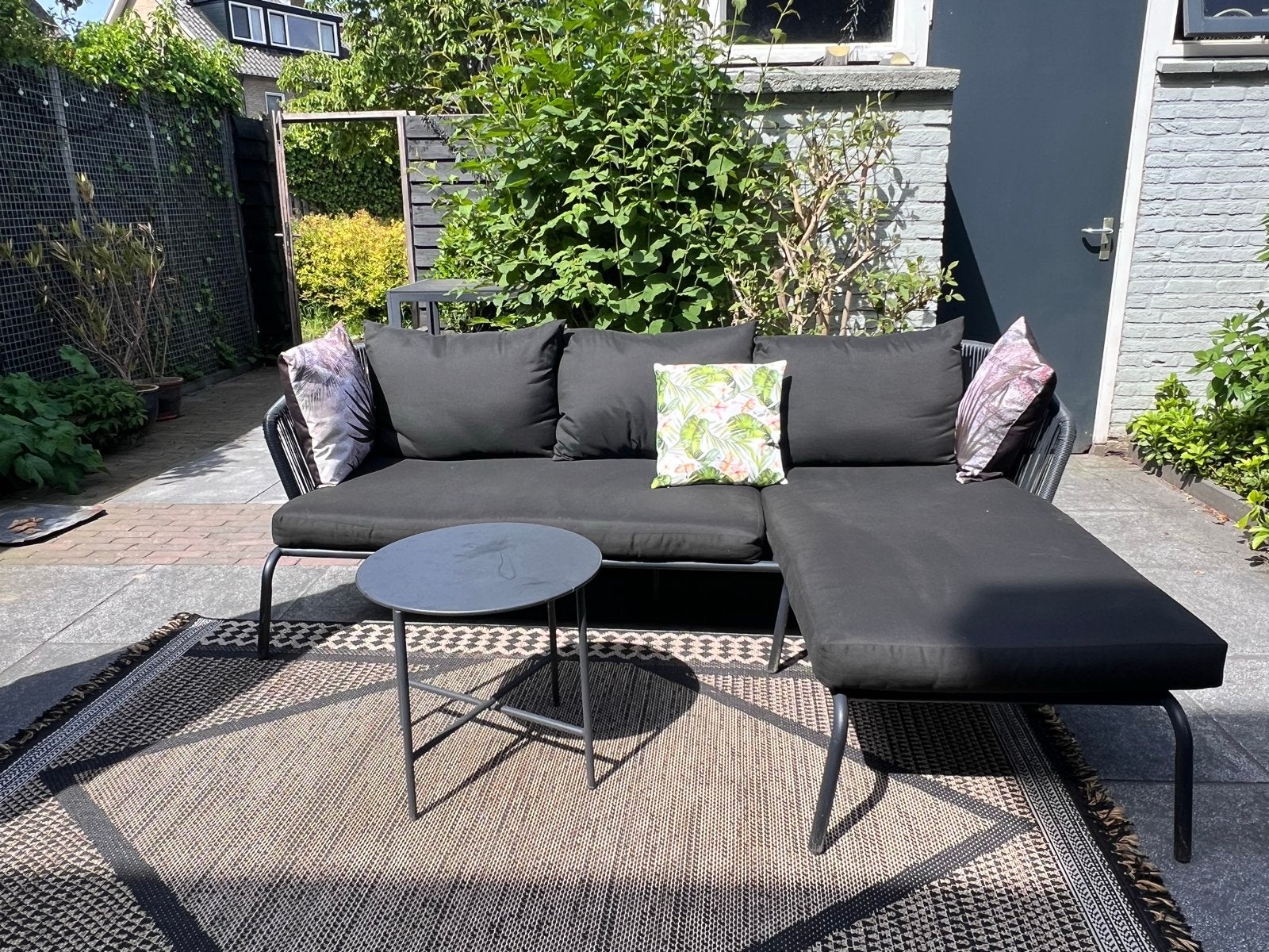 Moderne zwarte loungeset met chaise longue en bijzettafel, Ophalen, Overige materialen, 3 zitplaatsen, Zo goed als nieuw