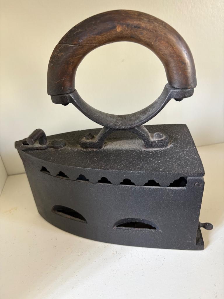 Antiek gietijzeren kolenstrijkijzer met houten handvat, Ophalen