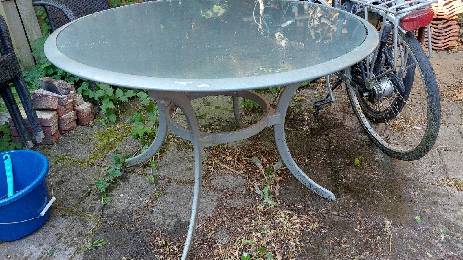 Ronde tuintafel met glazen blad, Tuin en Terras, Tuintafels, Ophalen of Verzenden, Gebruikt, Rond, Metaal