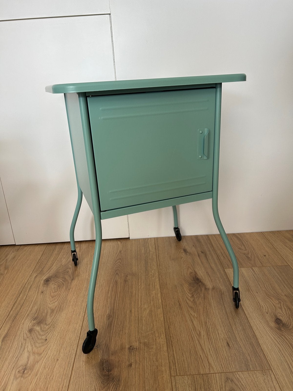 Mintgroen metalen nachtkastje/bijzettafel op wieltjes, Huis en Inrichting, Tafels | Bijzettafels, Minder dan 55 cm, Gebruikt, Metaal of Aluminium