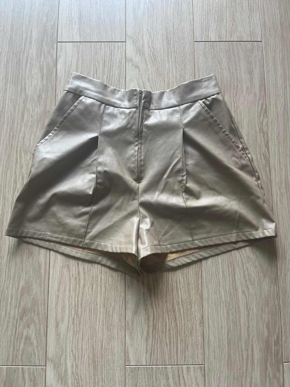 Naanaa faux leren shorts - Beige - Maat 38/40 (M), Maat 38/40 (M), Kort, Beige, Nieuw