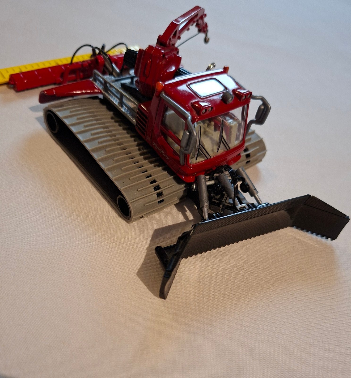 SIKU Pistenbully 600 met lier en frees (Schaal 1:50 ), Ophalen of Verzenden, Tractor of Landbouw, SIKU