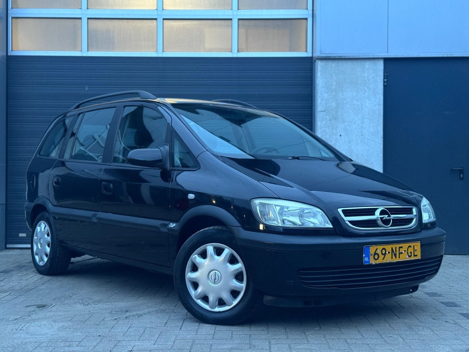 Opel Zafira 1.8 16V AUT 2003 Zwart, Auto's, Opel, Zwart, 4 cilinders, Zwart, Zafira
