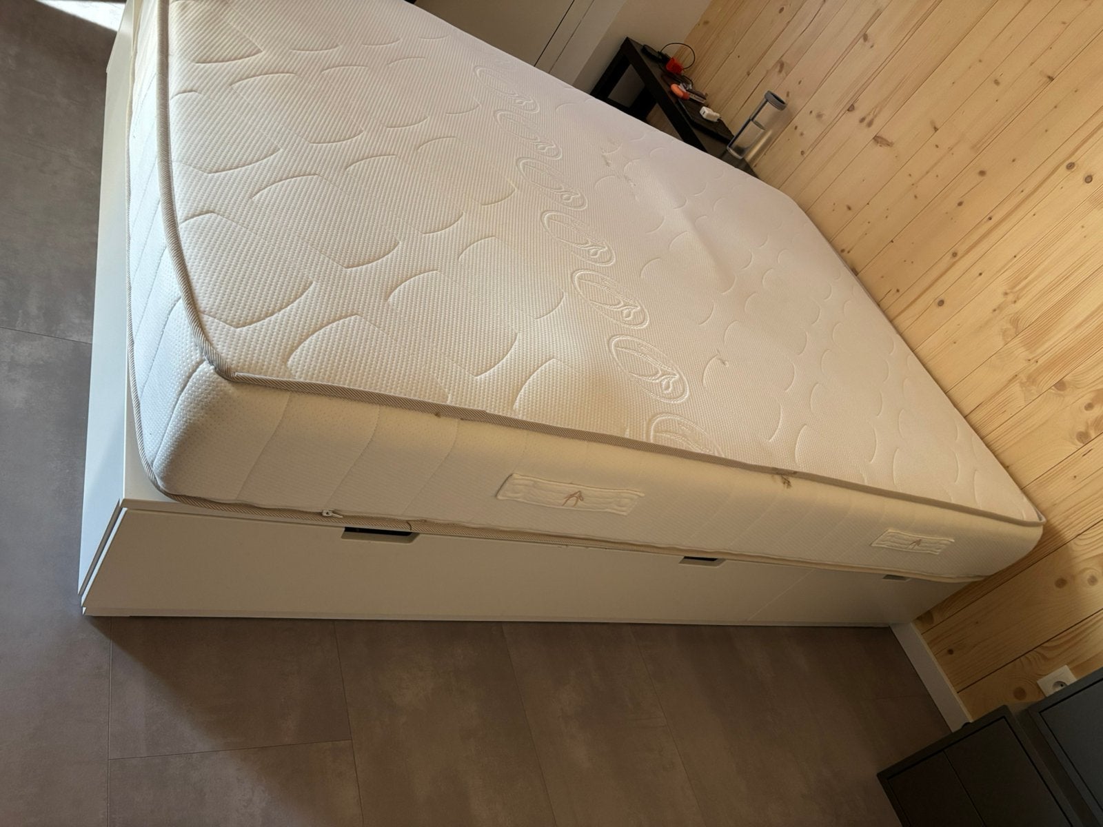 Nordli bedframe - IKEA, 140-200m met Swiss Sense matras, Ophalen, Wit, 140 cm, Zo goed als nieuw