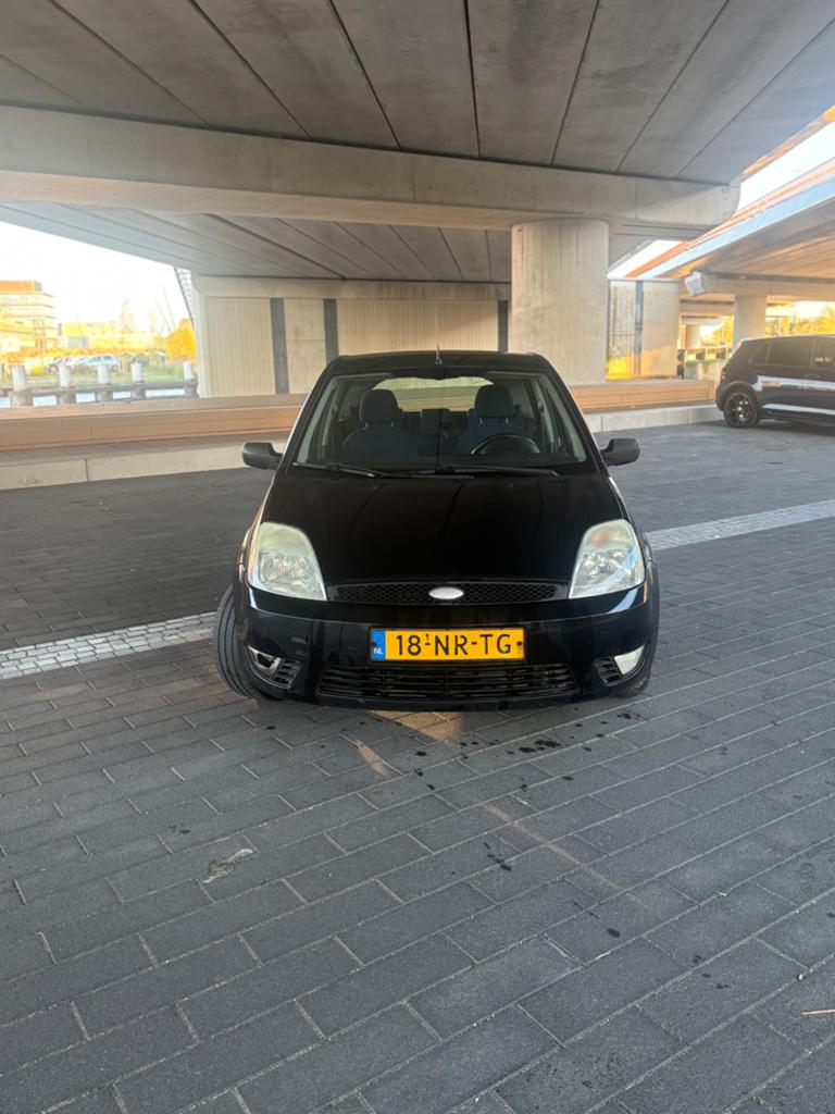 Ford Fiësta 1.4 16V 5DR 2004 Zwart NIEUWE APK!, Voorwielaandrijving, 15 km/l, 40 €/maand, 4 cilinders