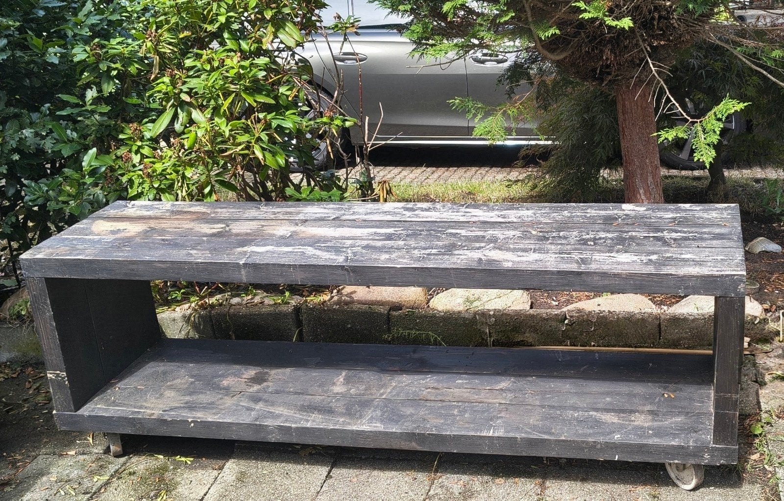 GRATIS : Houten bijzettafel op wielen, gebeitst, tuintafel,, Tuin en Terras, Ophalen, Gebruikt