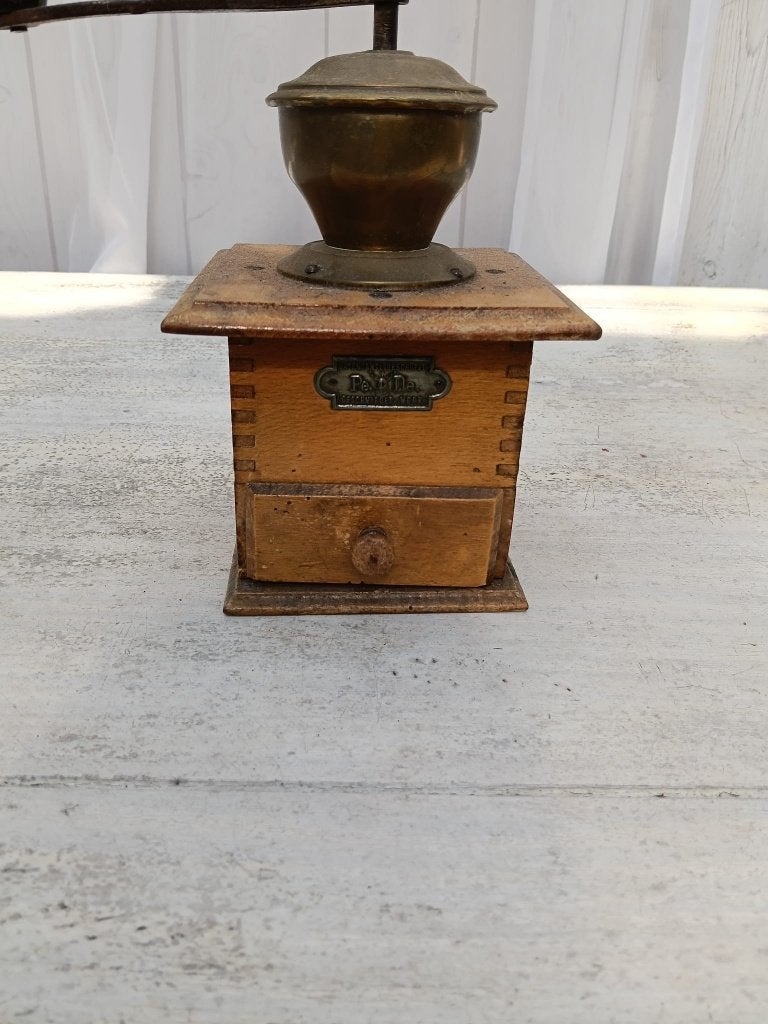 Antieke Pe De (Peter Dienes) koffiemolen, jaren 1910-1930, Ophalen