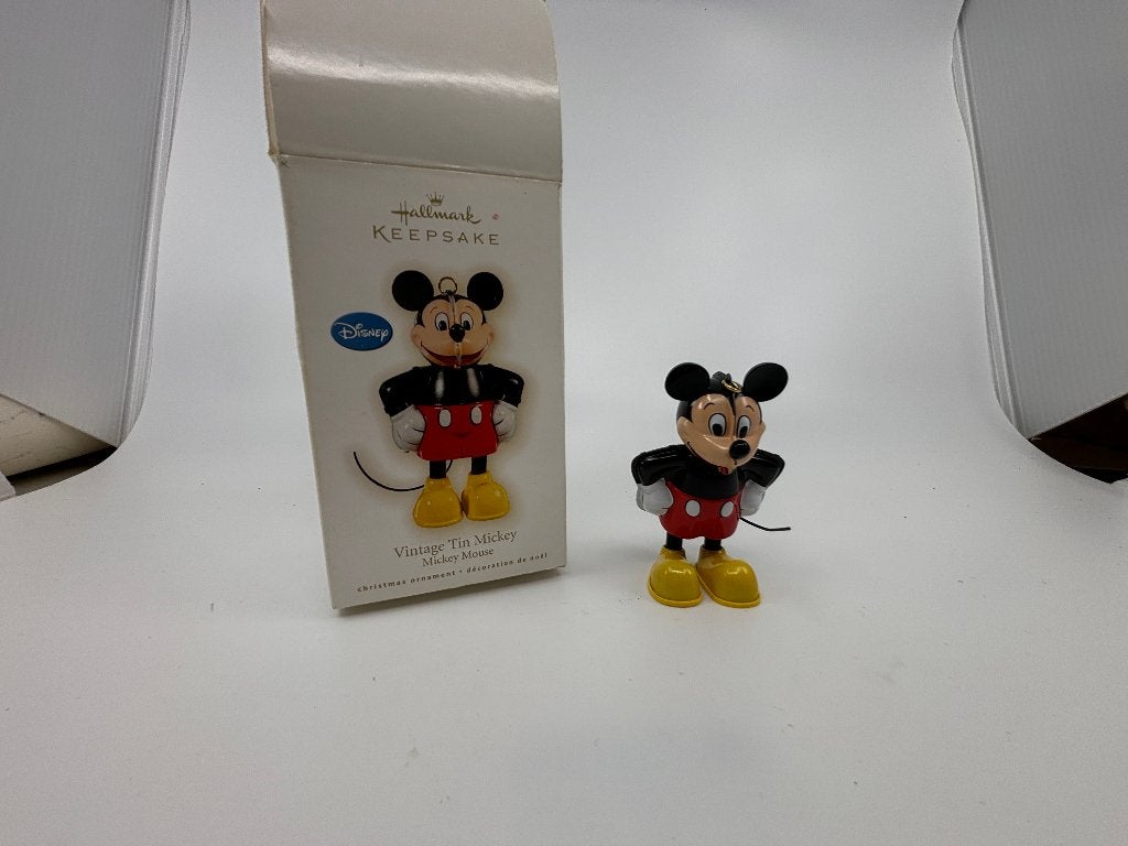 Hallmark Keepsake "Vintage Tin Mickey" 2009 (QXD2042), Verzamelen, Ophalen of Verzenden, Mickey Mouse, Zo goed als nieuw, Beeldje of Figuurtje