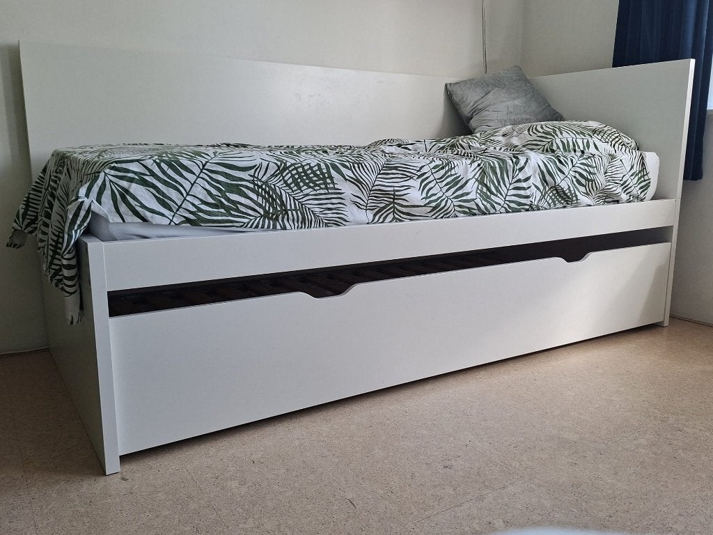 Wit eenpersoonsbed met uitschuifbaar logeerbed, Ophalen, Modern en functioneel, Gebruikt, 90 cm