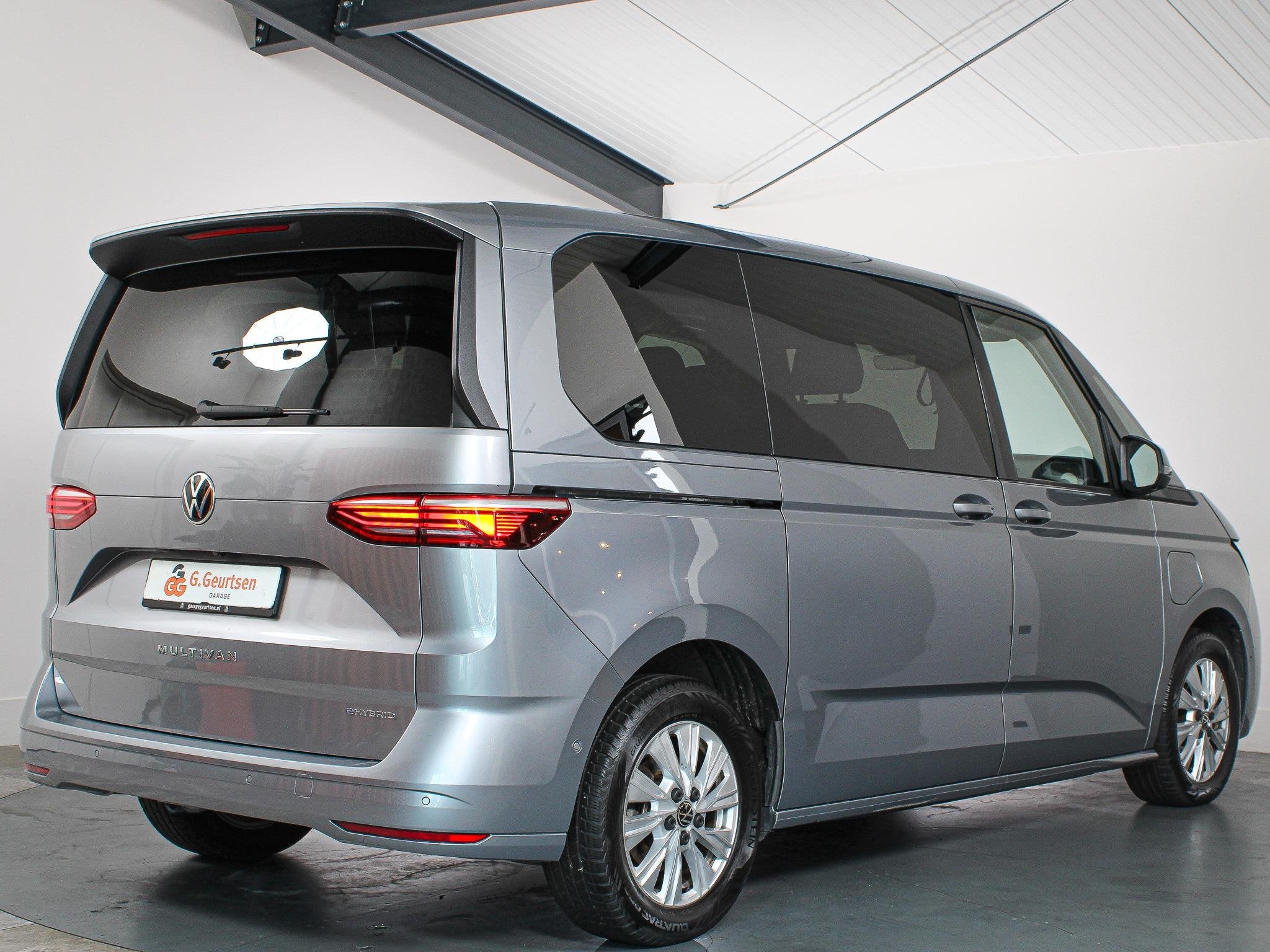 Volkswagen Multivan 1.4 eHybrid L1H1 Style, 7-Persoons, Trek, Auto's, Gebruikt, 7 stoelen, Hybride Elektrisch/Benzine, 1600 kg