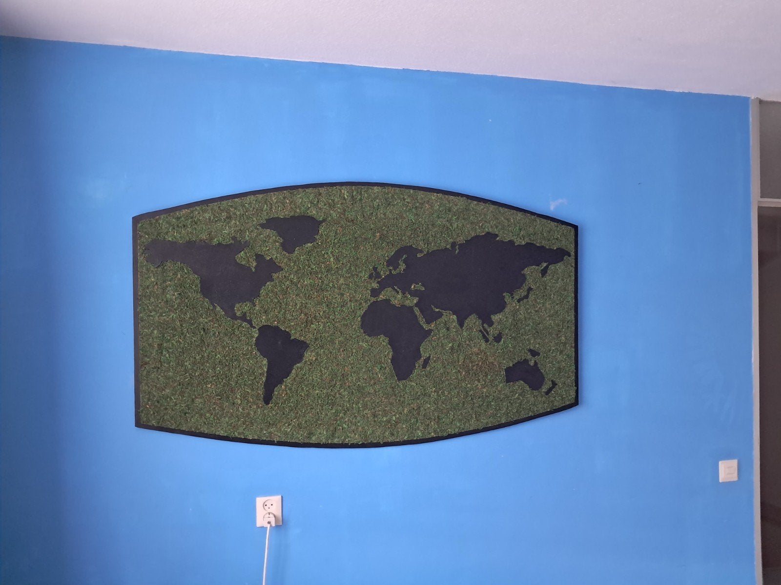 Unieke handgemaakte wereldkaart van mos en hout 150x90cm., Huis en Inrichting, Ophalen, Groen, Natuurlijk materiaal, Landelijk