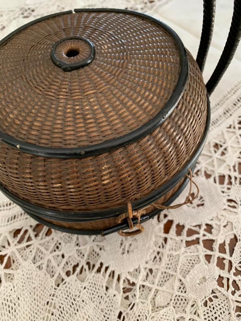 Antieke rieten mand met deksel en handvat, Antiek en Kunst, Curiosa en Brocante, Ophalen of Verzenden