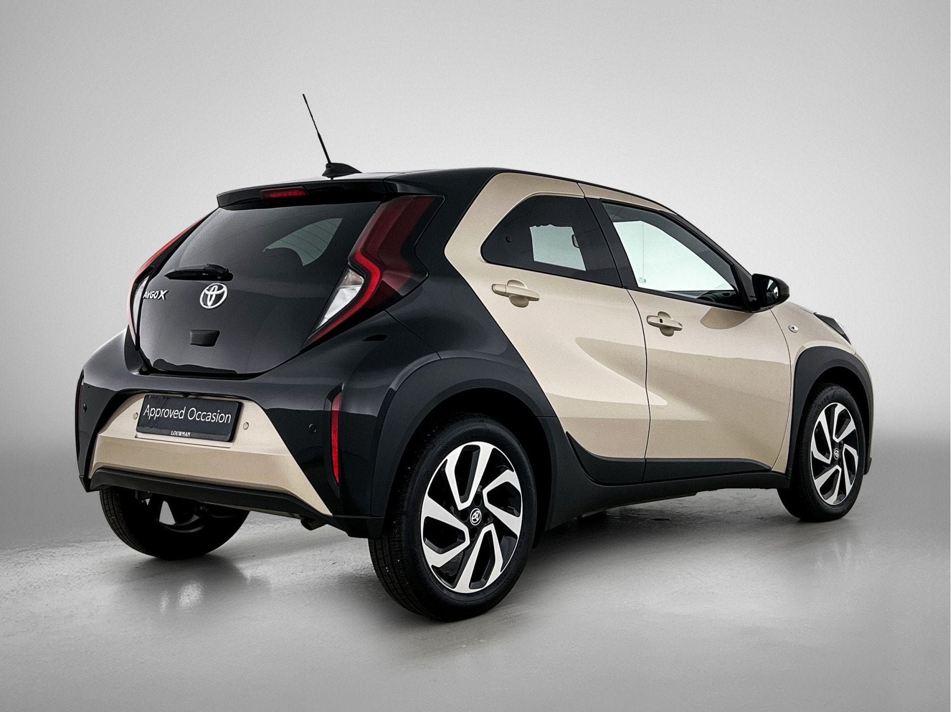 Toyota Aygo X 1.0 VVT-i S-CVT Pulse + | BTW Voertuig | Parke, Stof, Gebruikt, Zwart, 4 stoelen