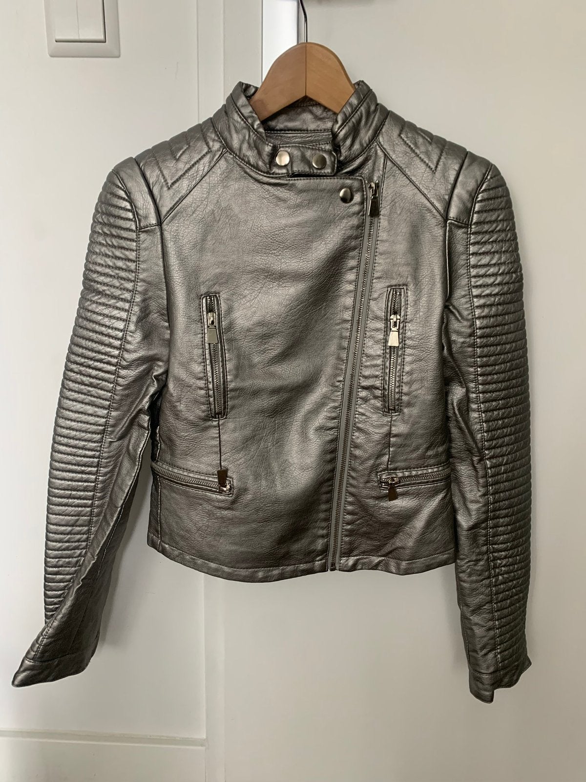 Nieuw zilveren fake leather jacket, maat xs, Kleding | Dames, Ophalen, Nieuw, Maat 34 (XS) of kleiner, Zilver