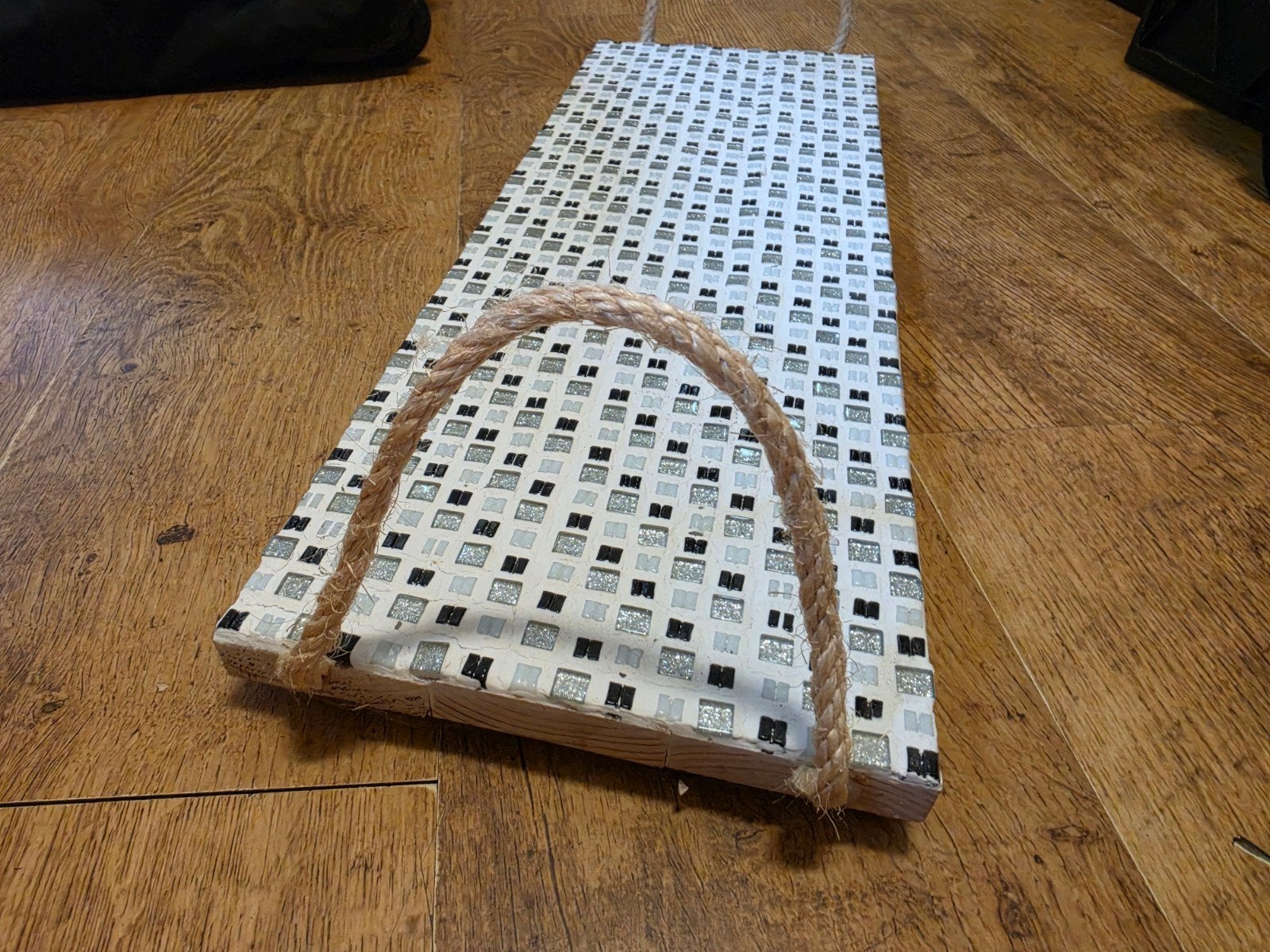 Decoratieve dienblad met mozaïek en touw handvatten, Ophalen, Hout, Meerkleurig, Zo goed als nieuw