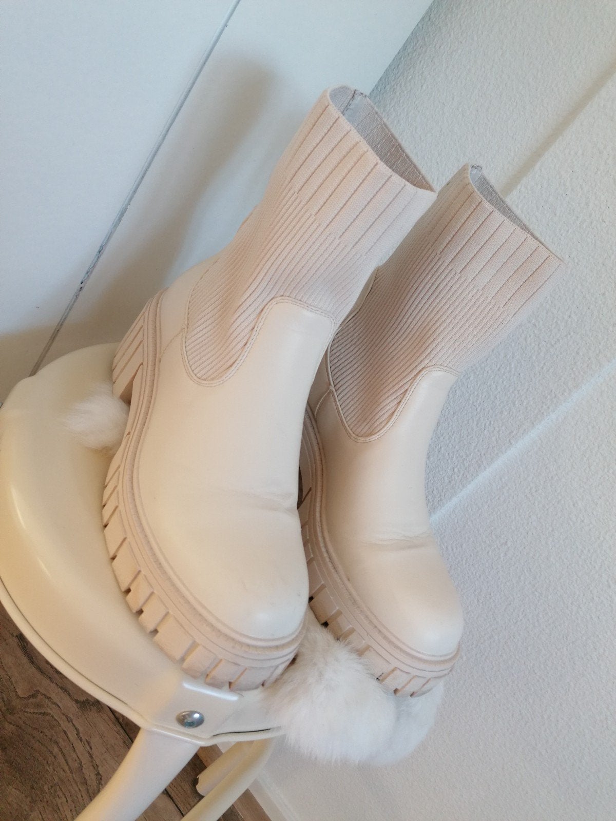 Enkellaarsjes. beige. Tamaris. Posh by Poelman. 39., Ophalen of Verzenden, Zo goed als nieuw, Beige