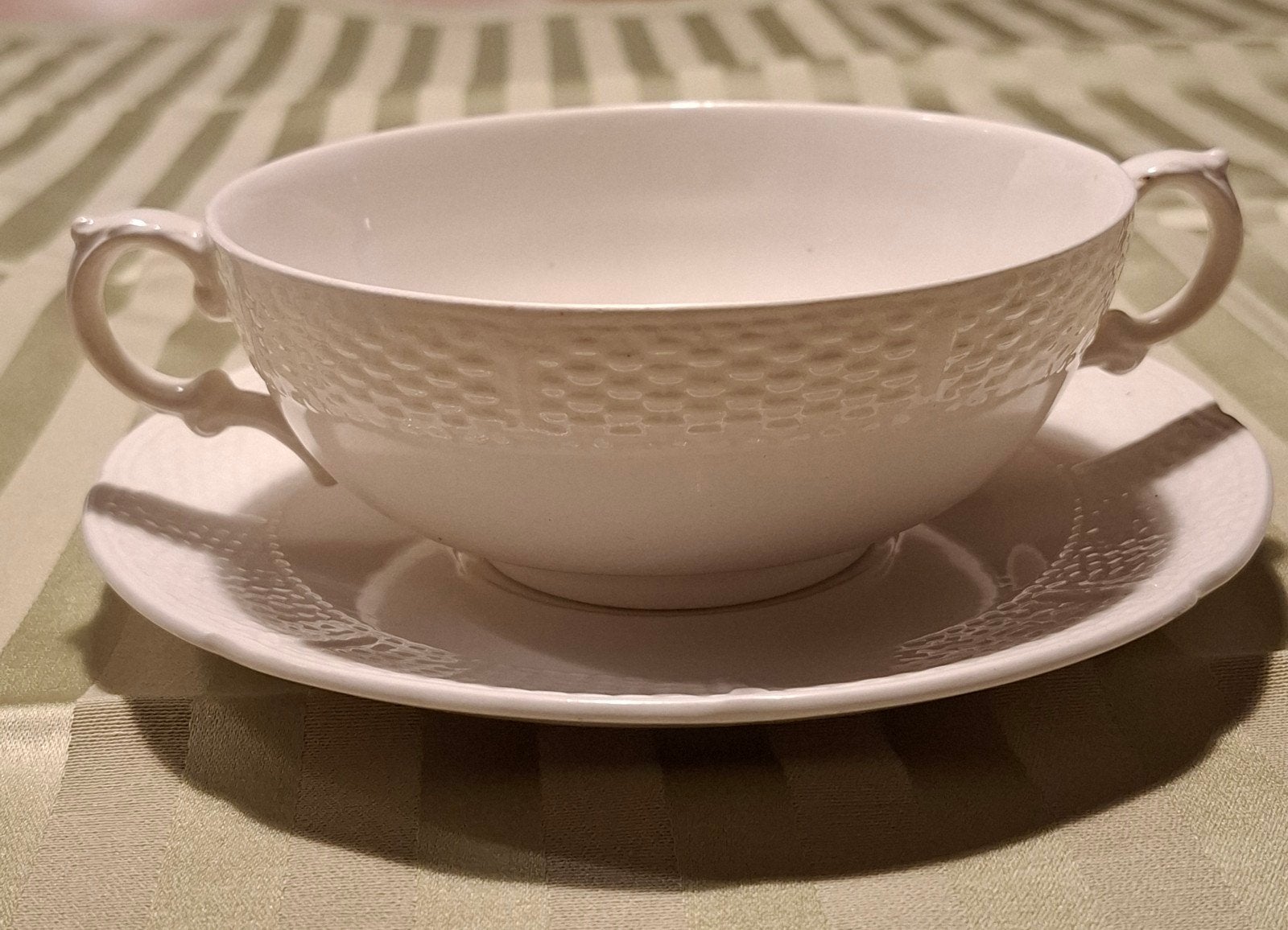 soepkom met schotel. wedgewood OSIER. made in England., Ophalen