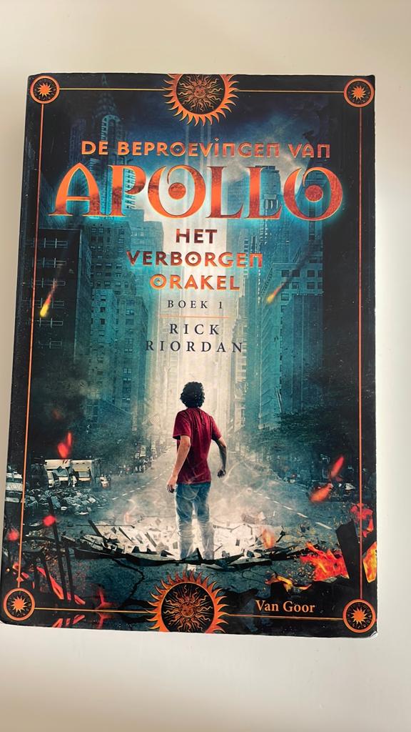 Rick Riordan - Apollo - Het verborgen orakel, Boeken, Ophalen of Verzenden, Zo goed als nieuw, Rick Riordan