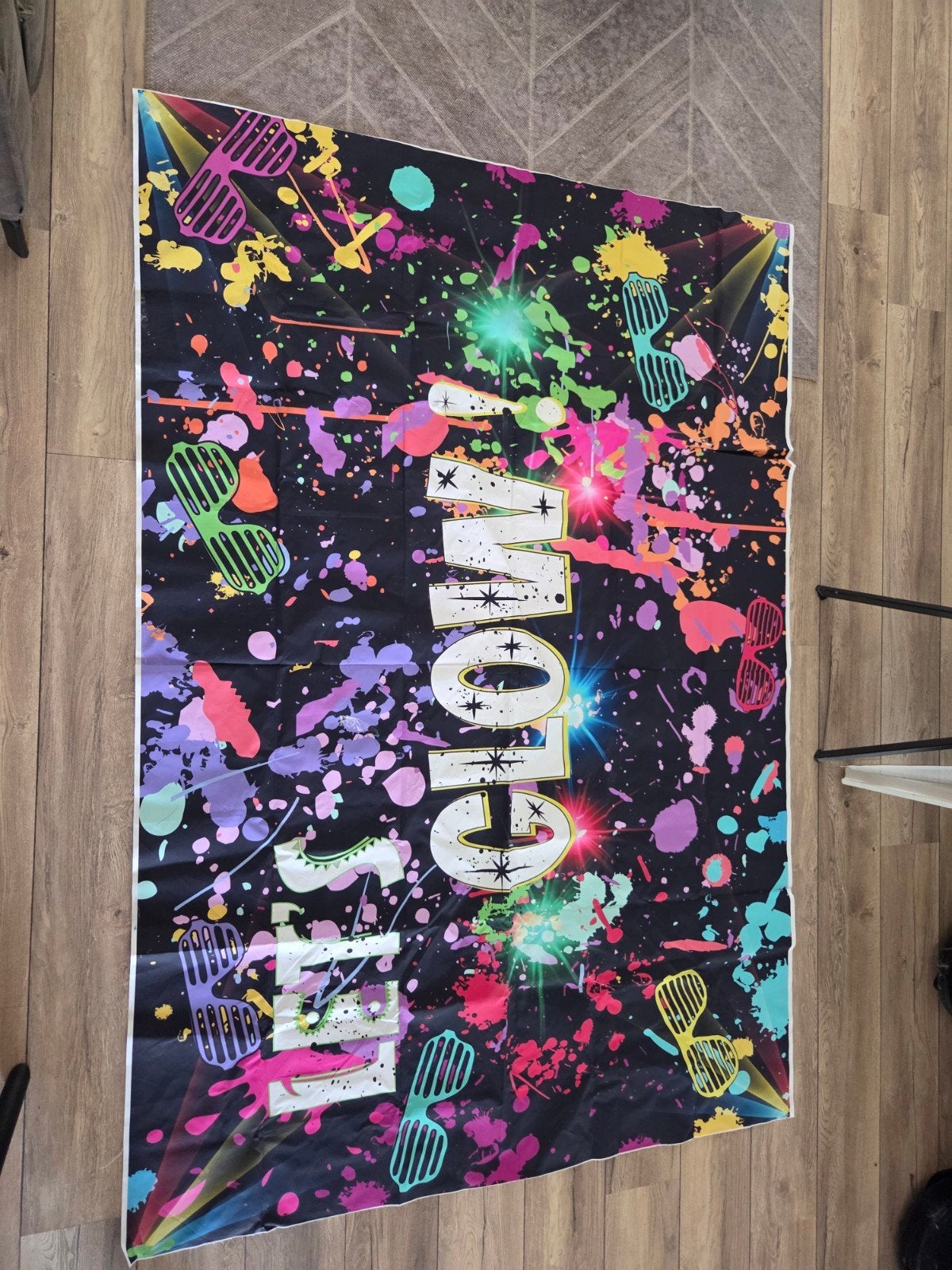Groot 'Let's Glow' wanddoek/spandoek - Feestversiering, Ophalen of Verzenden, Zo goed als nieuw, Versiering, Overige