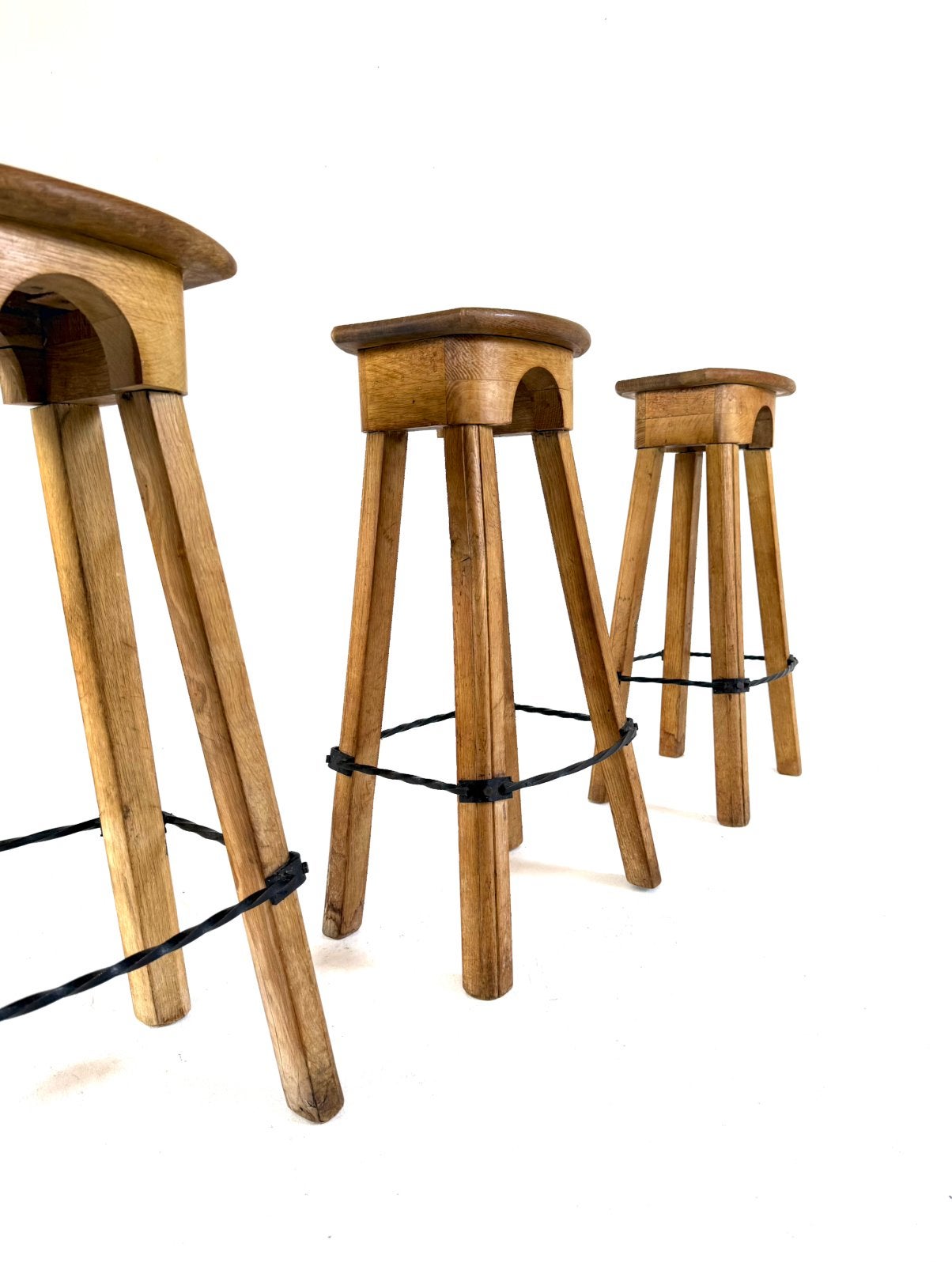 Set van 3 Brutalistische eikenhouten barkrukken ‘60, Huis en Inrichting, Barkrukken, Met voetsteun, Geen idee, Hout, 60 tot 90 cm