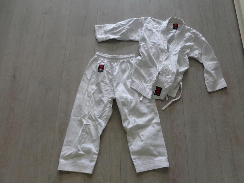Essimo karatepak maat 140, Ophalen of Verzenden, Zo goed als nieuw, Meisje, Sport- of Zwemkleding