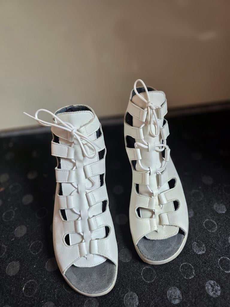 dames Schoenen Maat 40 Witte merk antares  zo goed als nieuw, Ophalen of Verzenden, Zo goed als nieuw, Wit, Sneakers of Gympen