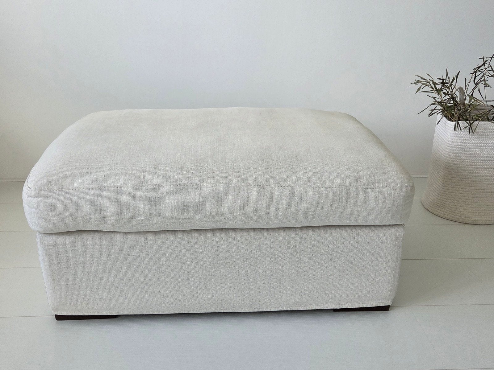 Mooie offwhite kleur hocker / poef, Ophalen, Modern, Scandinavisch, 50 tot 75 cm, Zo goed als nieuw