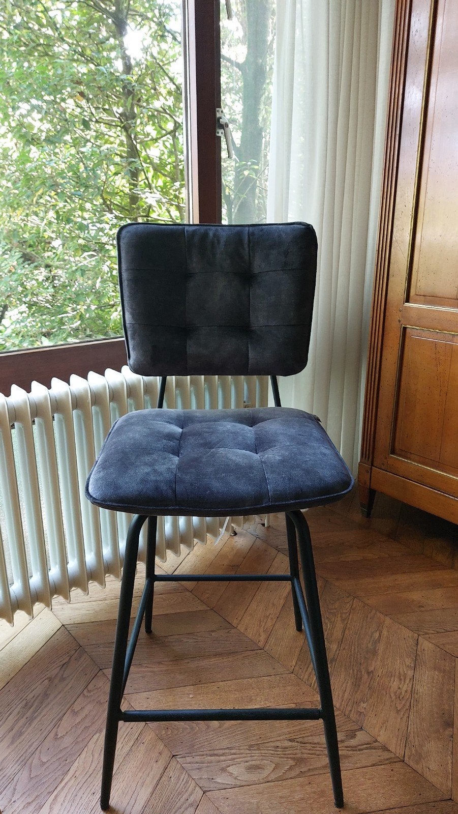 3 hoge stoelen of krukken in grijze kleur, Ophalen, Draaibaar, 60 tot 90 cm, Zo goed als nieuw
