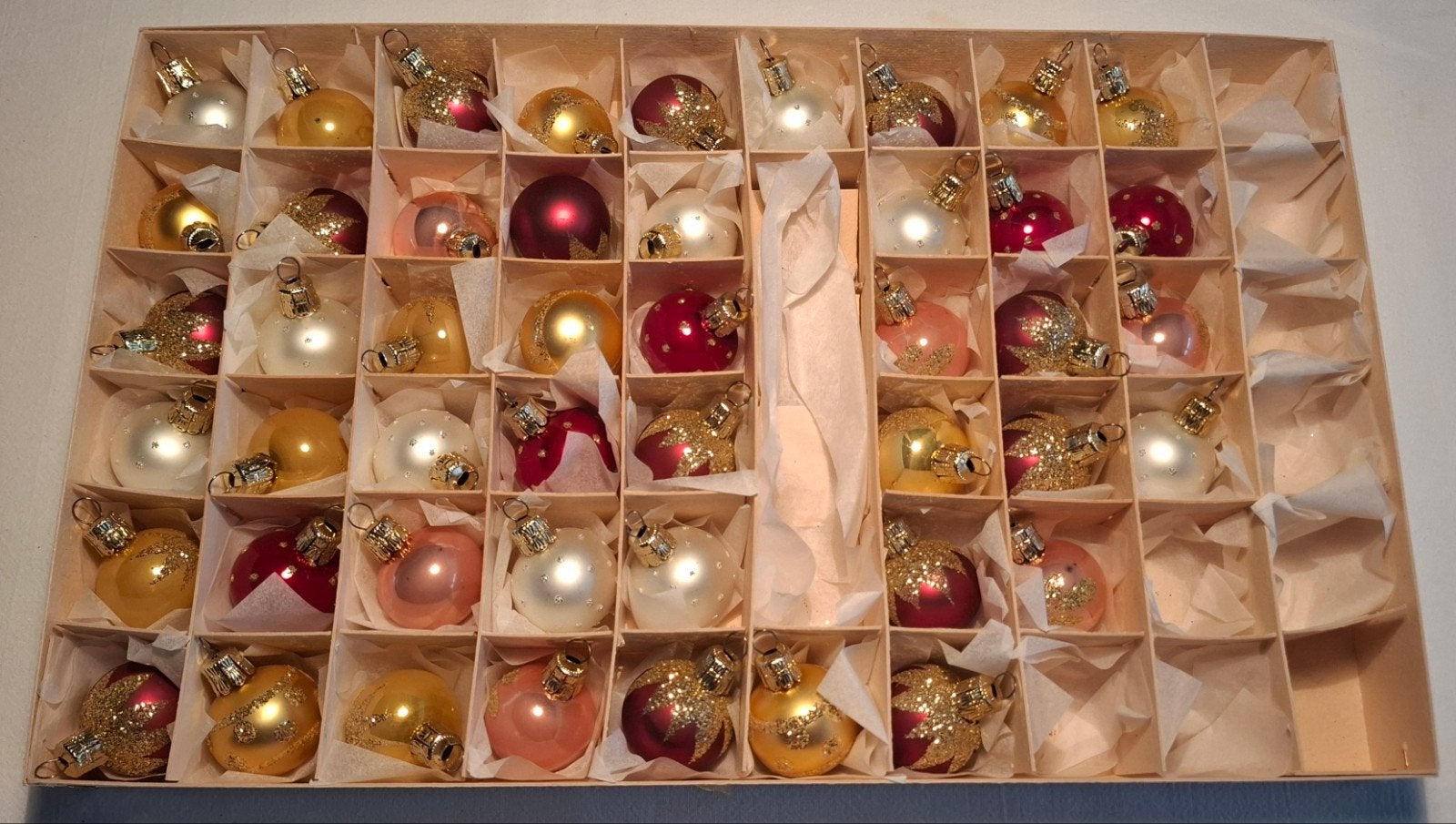 DIV GEKLEURDE GLAS KERSTBALLEN IN DOOS, Ophalen of Verzenden, Zo goed als nieuw