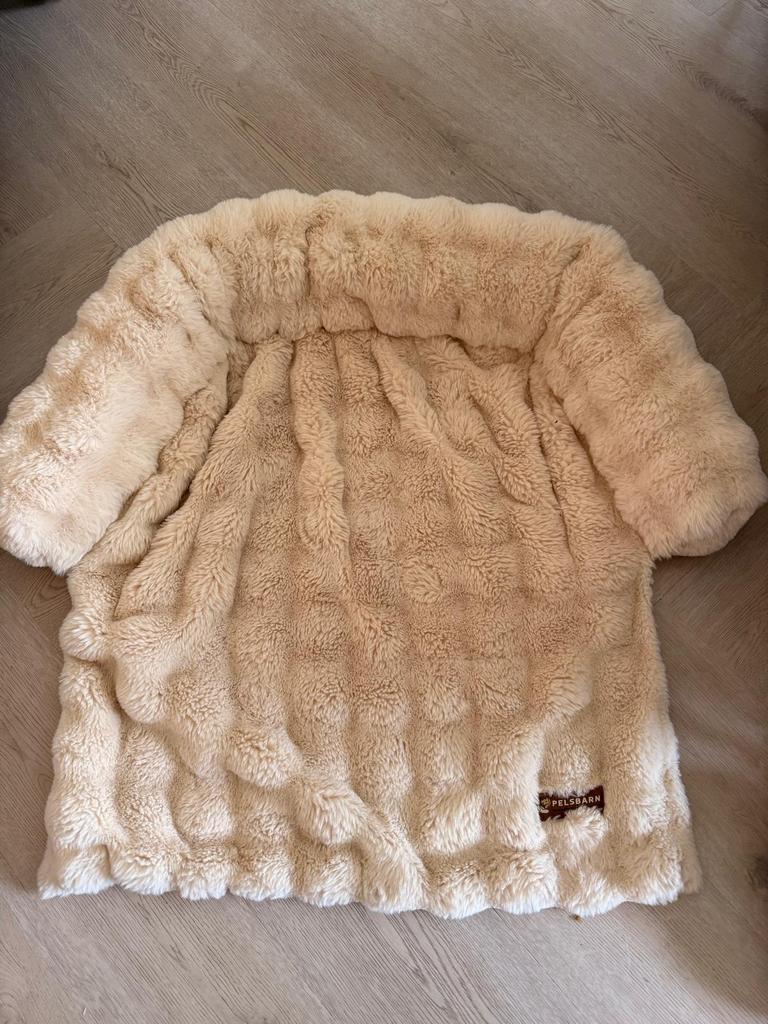 Pelsbarn bed (1x luxe en 1x origineel), Dieren en Toebehoren, Hondenmanden, Ophalen of Verzenden, Gebruikt, Pluche