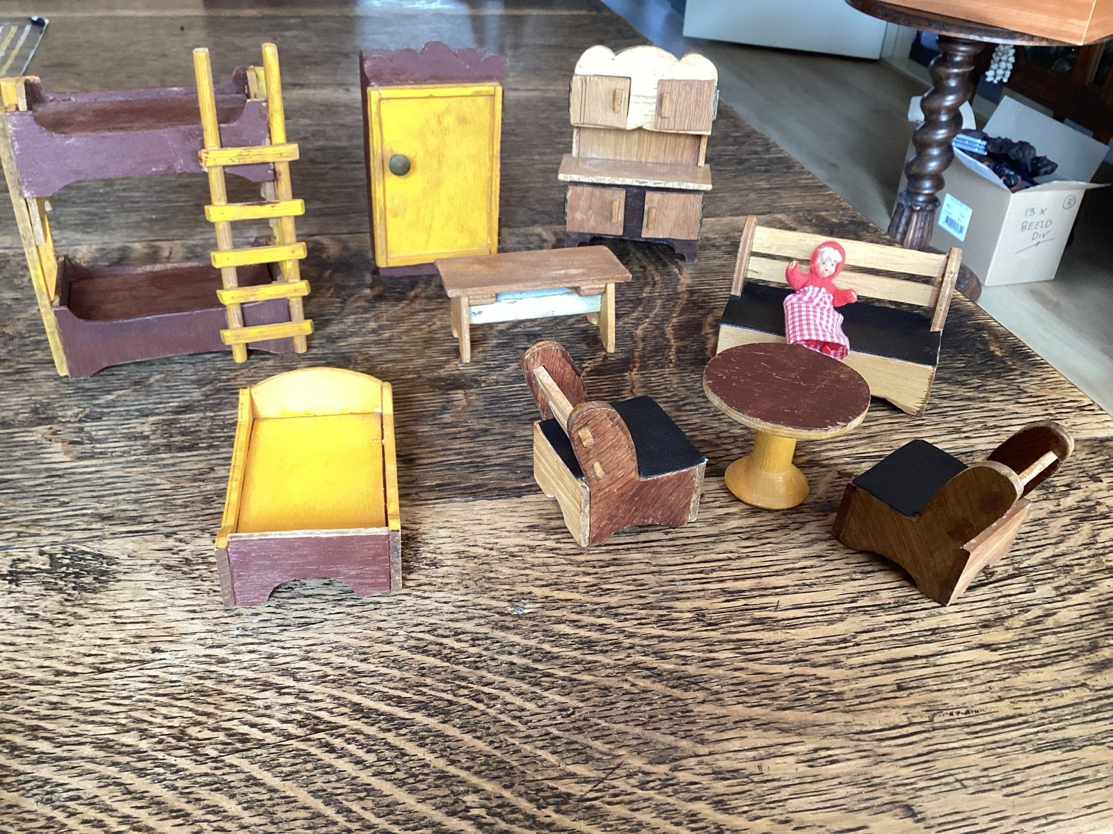 Poppenhuis Meubels Set met Pop - Houten Speelgoed € 10, Kinderen en Baby's, Ophalen of Verzenden, Gebruikt, Toebehoren
