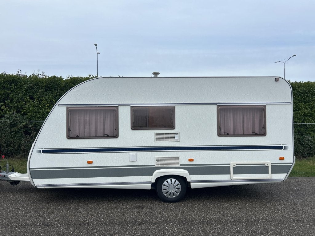 BEYERLAND 460 LB RONDZIT, FRANS BED, Caravans en Kamperen, Caravans, Niet ingevuld, Rondzit, Schokbreker, Bedrijf