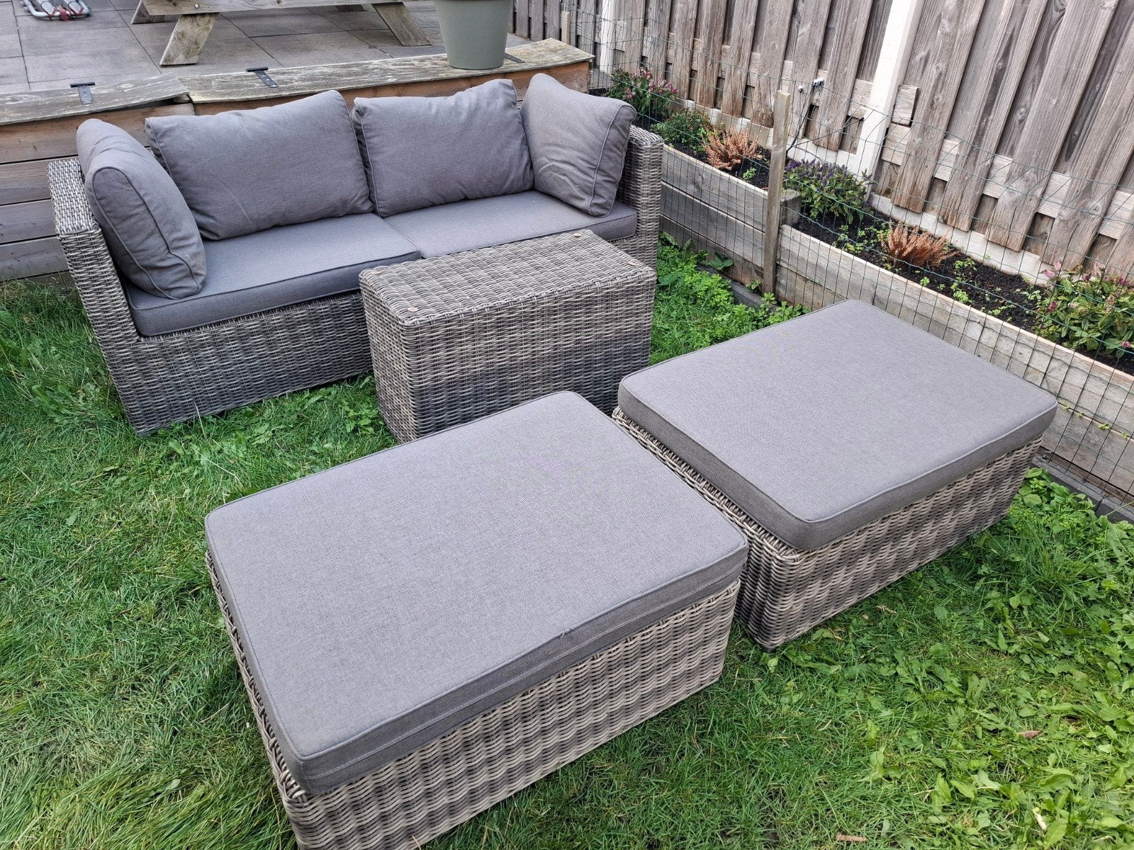 Loungeset met 2-zitsbank, tafel en 2 hockers, Gebruikt, Loungeset, Wicker, Bank