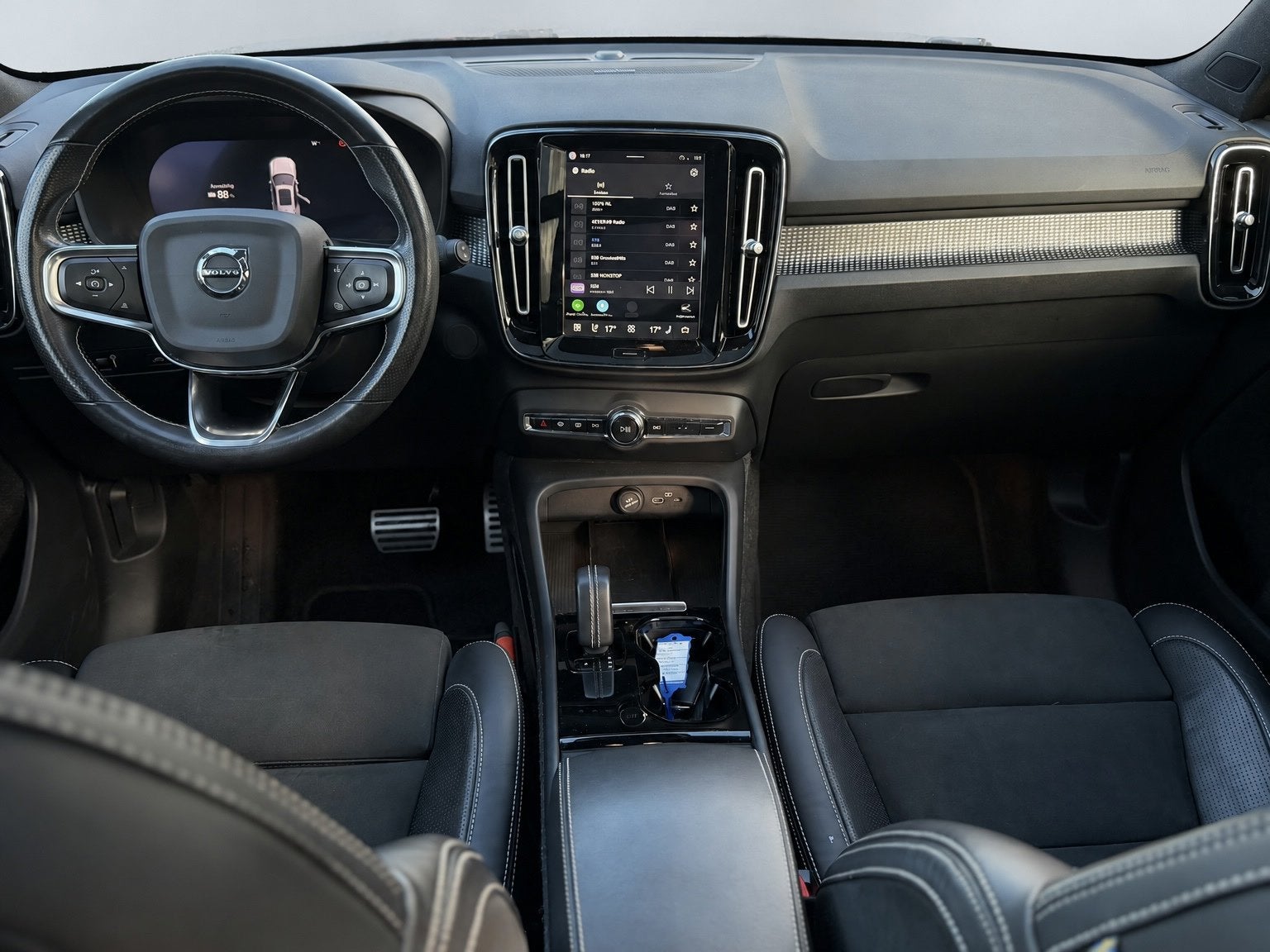 Volvo XC40 Recharge P8 AWD R-Design, panoramadak, electr bed, Auto's, Dealer onderhouden, 1300 min, Zwart, Origineel Nederlands