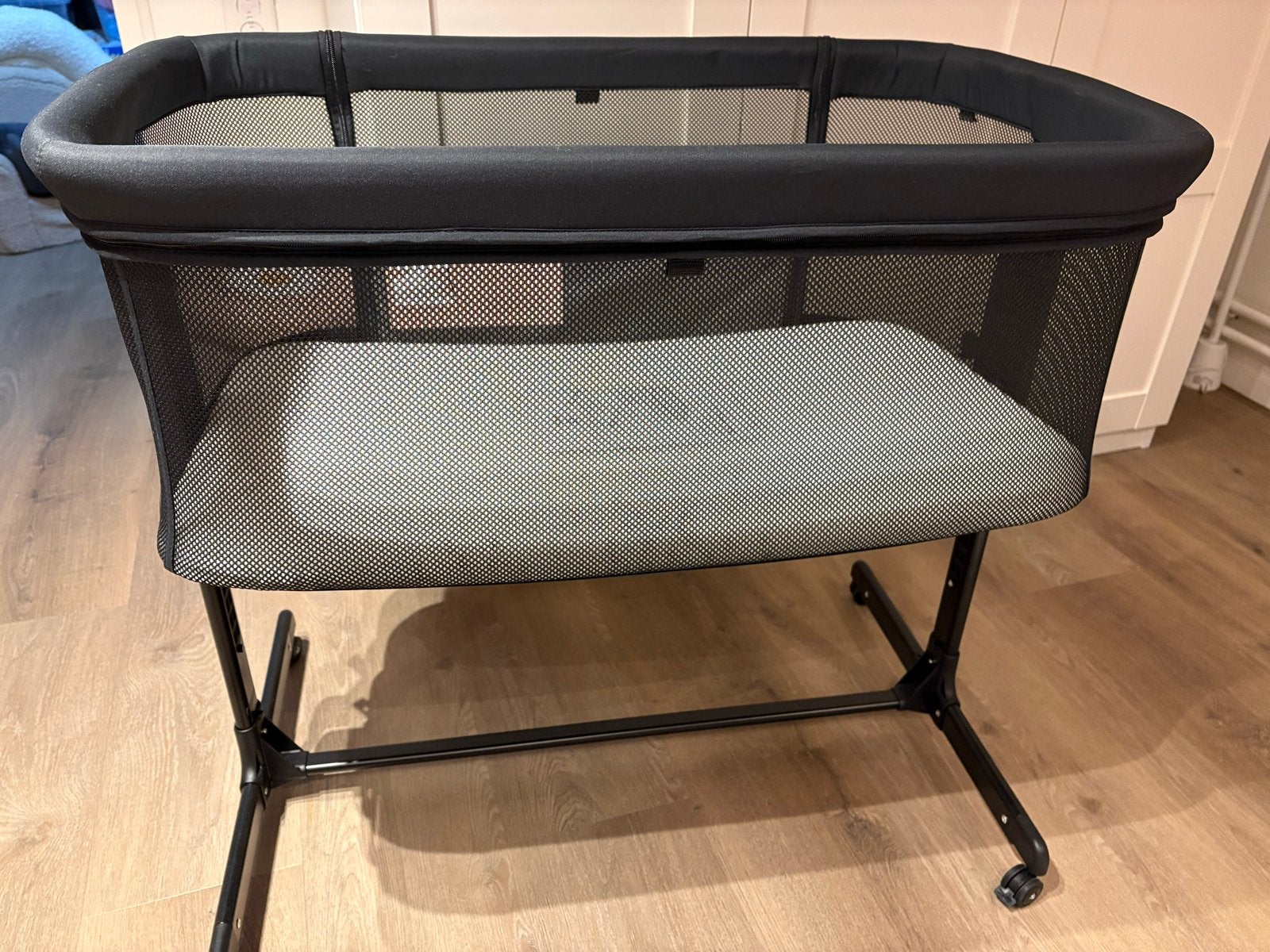CoZee Breeze Bedside Crib - Zo goed als nieuw, Kinderen en Baby's, Ophalen, Zo goed als nieuw, Minder dan 140 cm, Matras