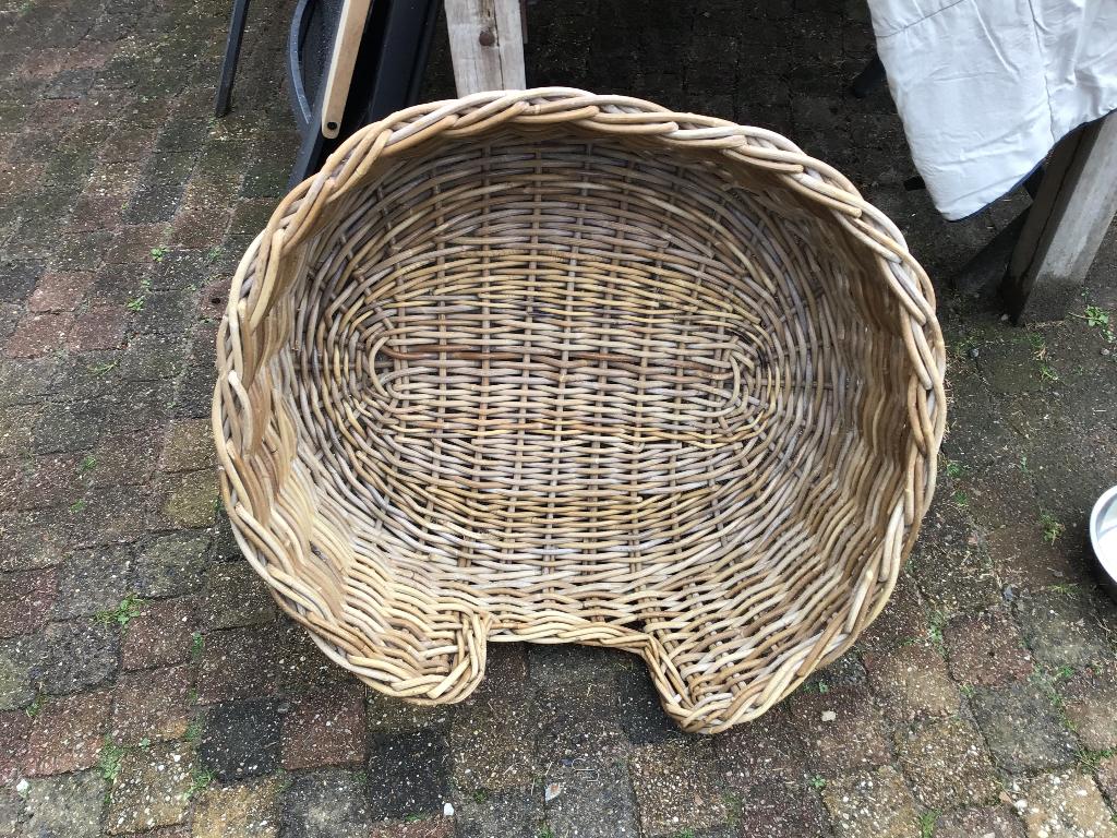 Te koop hondenmand riet + toebehoren, Ophalen, Gebruikt, Riet