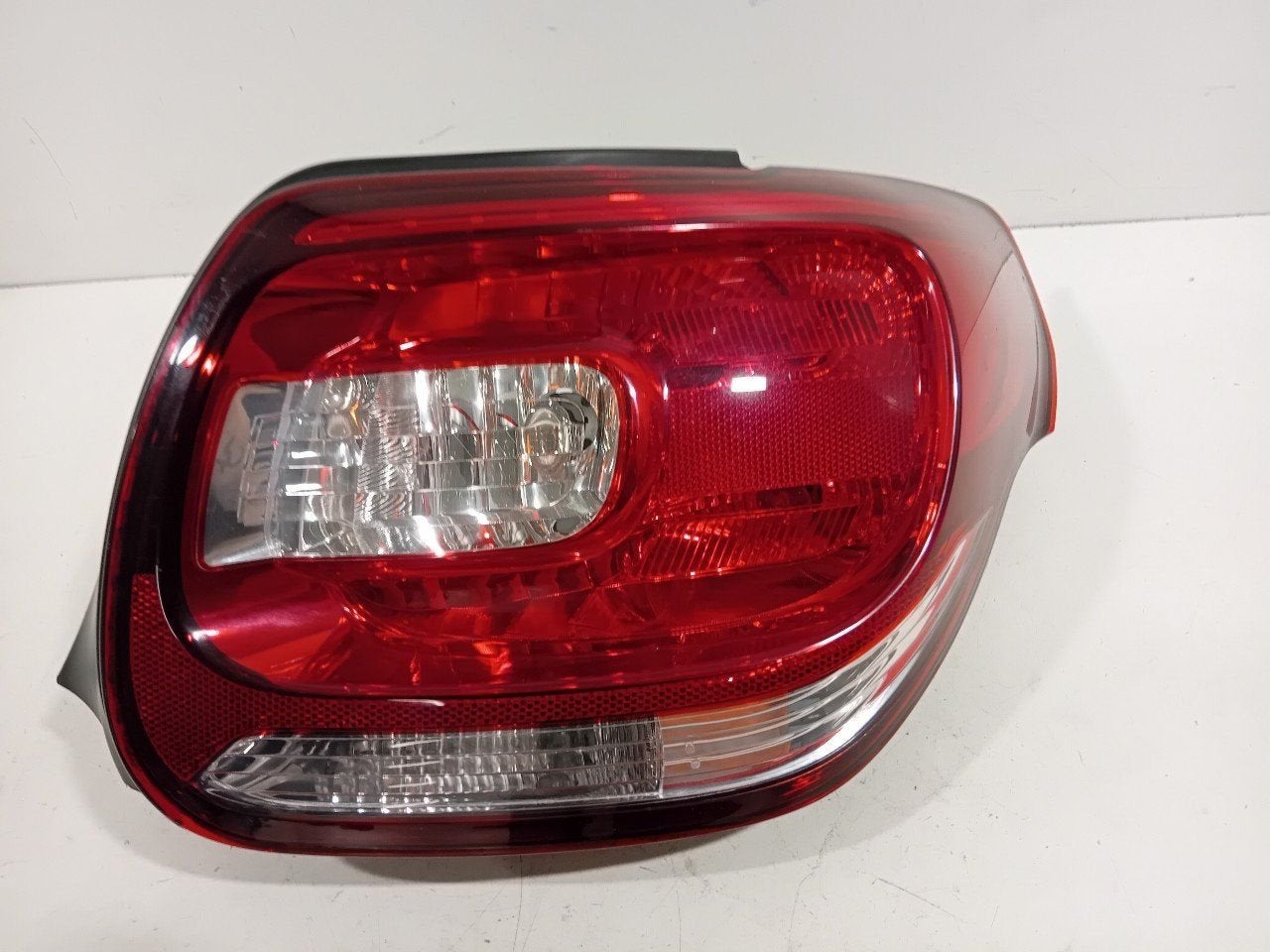 Achterlicht carrosserie rechts Citroën DS3, Auto-onderdelen, Verlichting, Citroën, Gebruikt, Herkomst onderdeel bekend, 12 maanden garantie