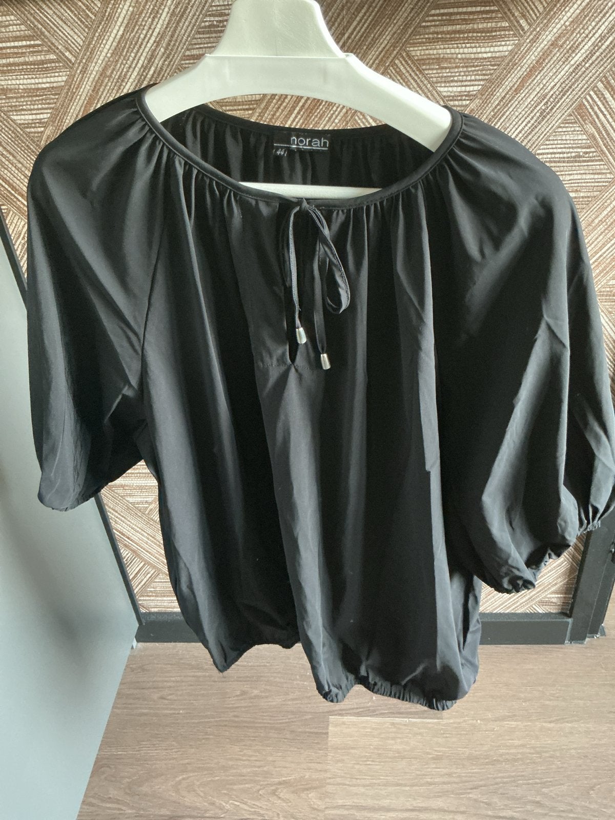Norah Zwarte Blouse Maat 44 travelstof, Kleding | Dames, Ophalen of Verzenden, Zo goed als nieuw, Maat 42/44 (L), Zwart
