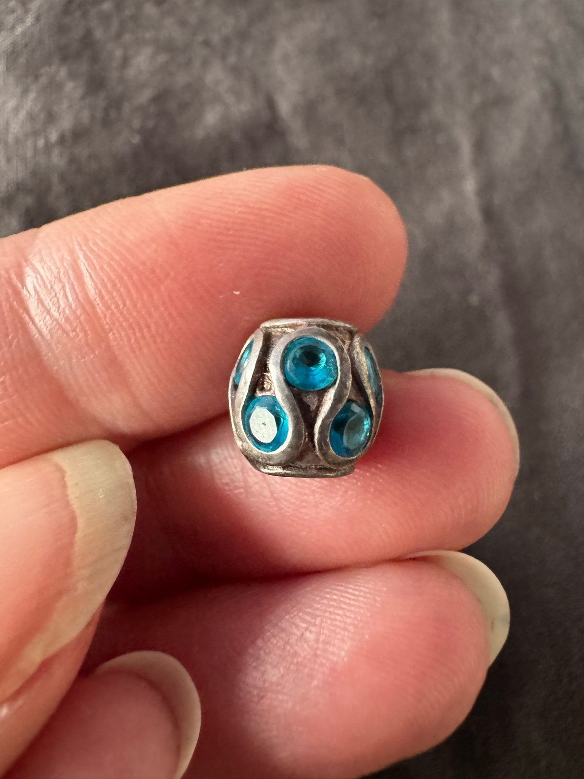 Zilveren bedel met blauwe strass steentjes, Overige merken, Gebruikt, Ophalen of Verzenden, 1 bedel