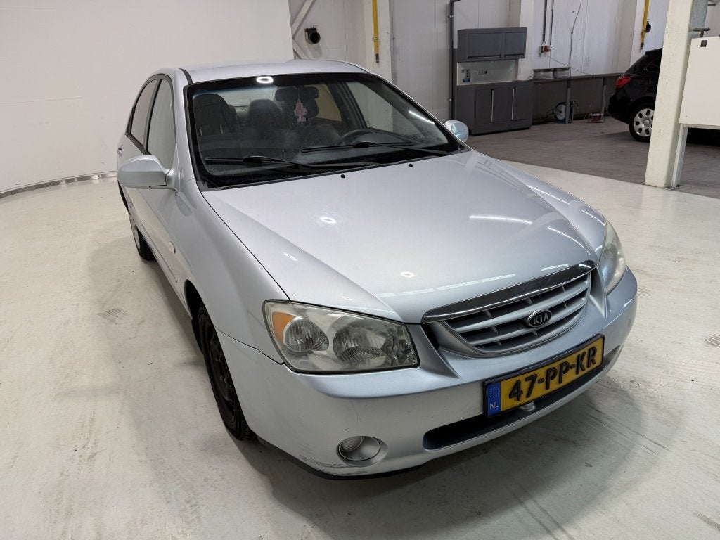 Kia Cerato 1.6-16V LX (bj 2004), Gebruikt, 1599 cc, 4 cilinders, Emergency brake assist