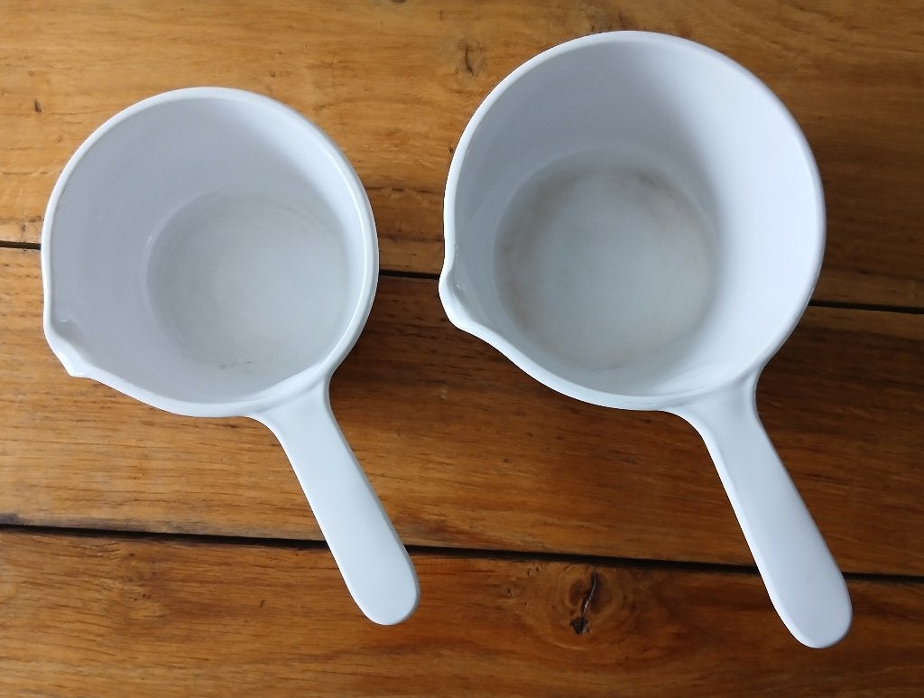 Set van 2 witte Corning France steelpannetjes., Gebruikt, Met handvatten, Ophalen of Verzenden, Glas