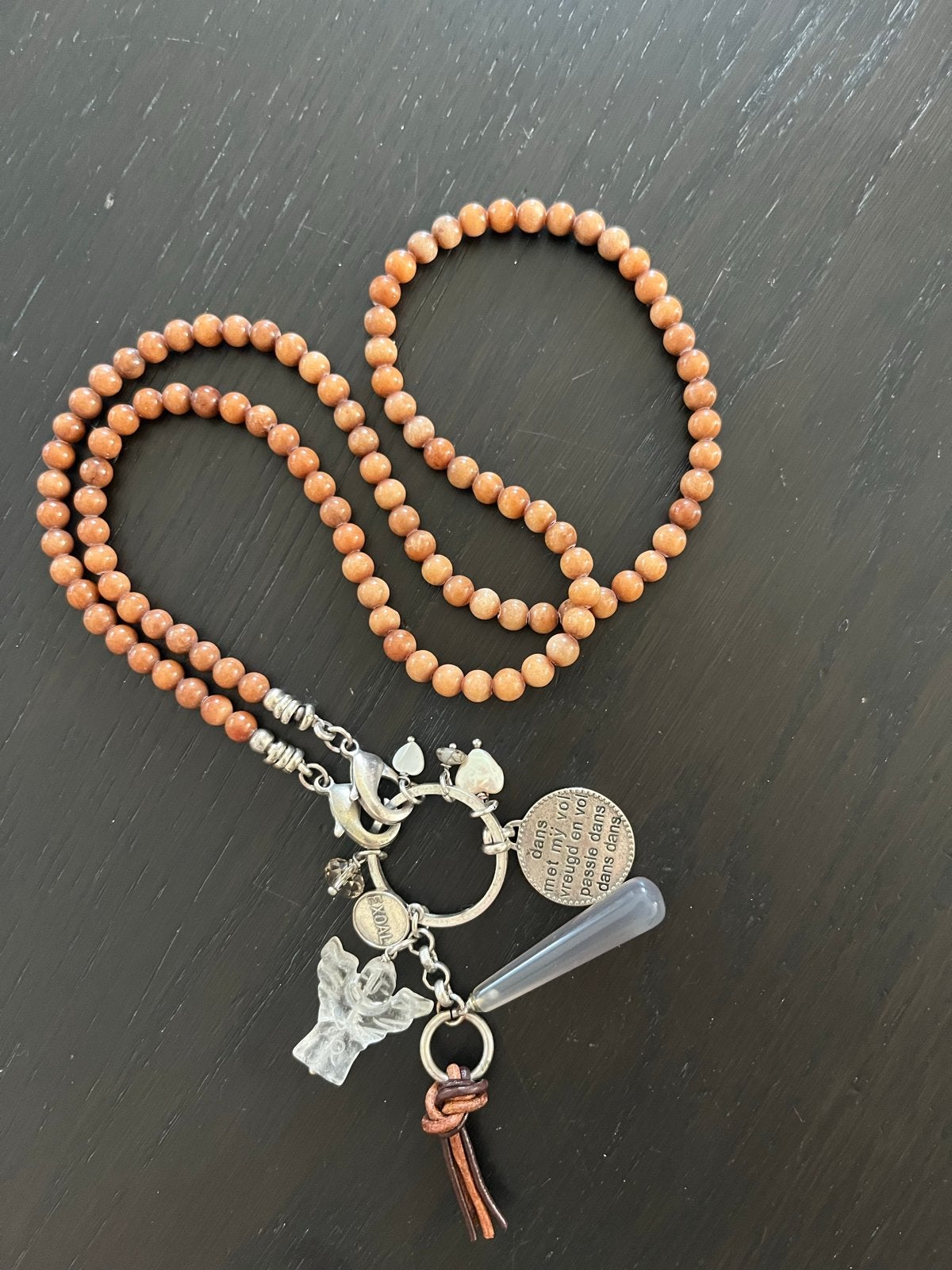 Exoal ketting met half edelstenen en bedeltjes - Nieuw, Sieraden, Tassen en Uiterlijk, Bruin, Nieuw, Ophalen of Verzenden, Steen of Mineraal